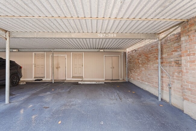 Building Photo - 2236 S Piney Point Rd