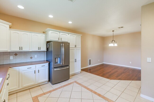 Building Photo - 3 bed 2 bath beautiful home!