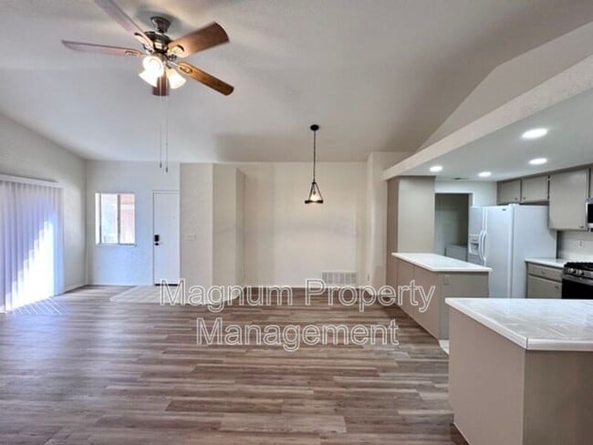 Building Photo - 27806 Hillpointe Dr