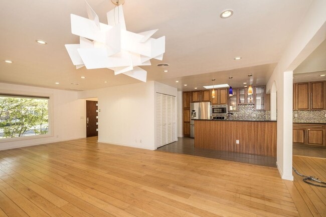 Building Photo - Elegant 3 Bed 2 Bath Home, Beautifully Remodeled in 2011