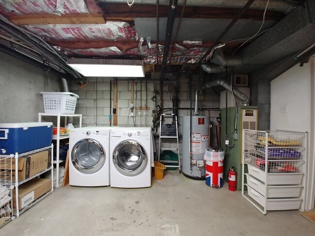 Building Photo - Newly updated 2 Bedroom Townhouse in quite...