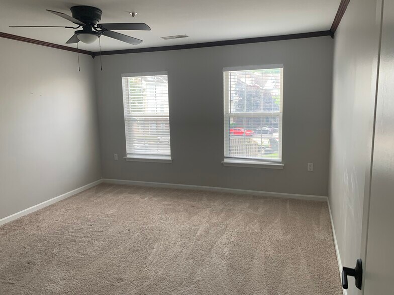 Building Photo - 8941 Town Center Cir