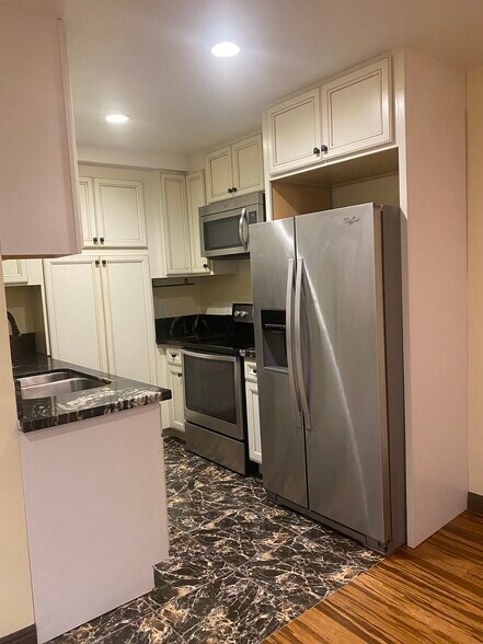 Kitchen - 8710 Delgany Ave