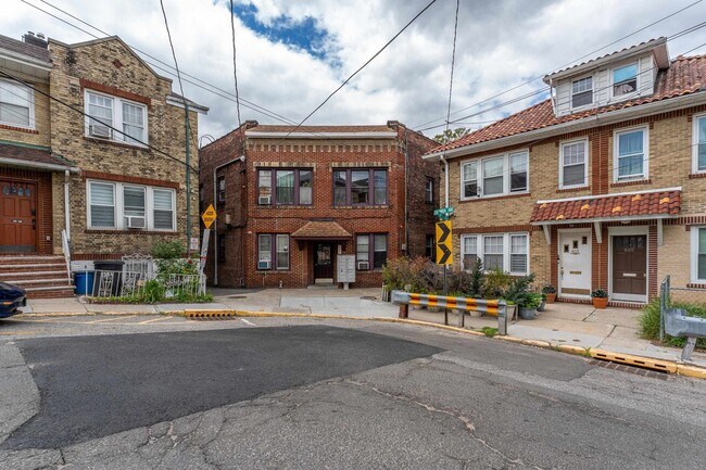 Building Photo - 601 Columbia Ave