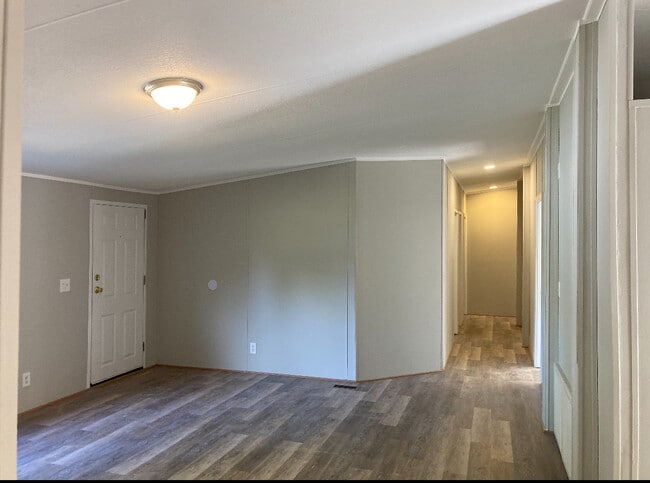 Building Photo - 319 Bridgeview Dr