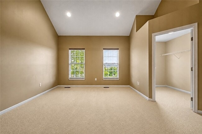 Building Photo - 208 Village Pl