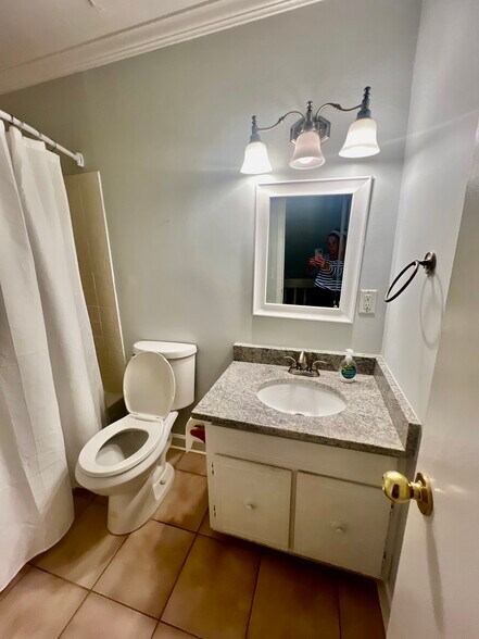 Building Photo - 301 Harbor Heights Dr