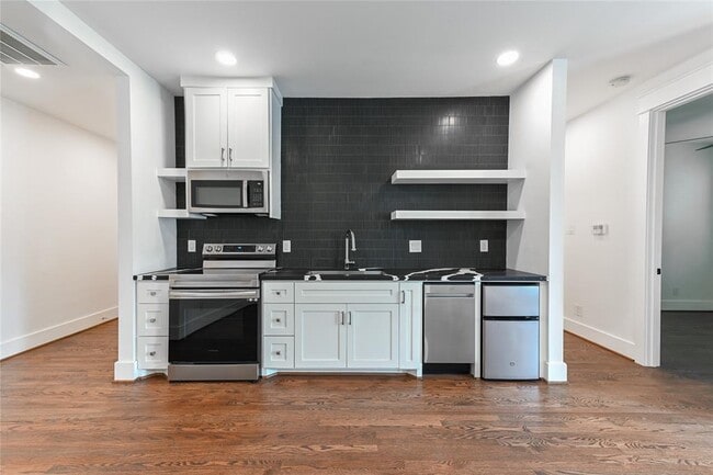 Building Photo - 425 W 21st St
