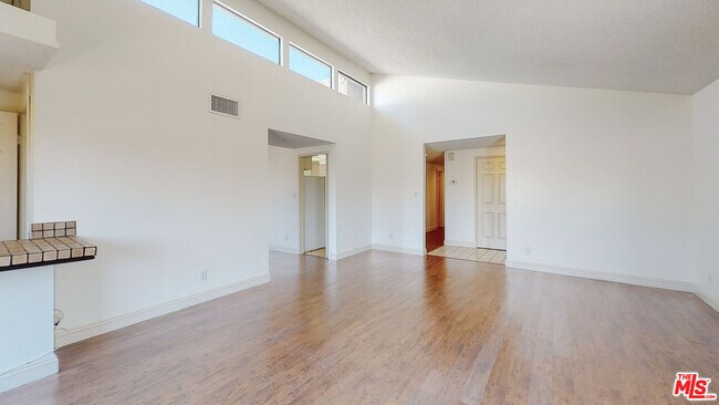 Building Photo - 144 N Hamilton Dr