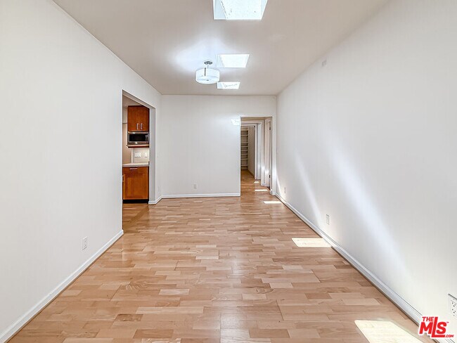 Building Photo - 2123 Sycamore Canyon Rd