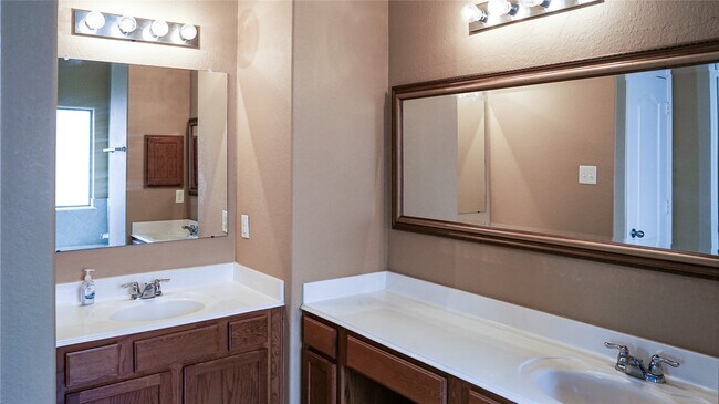 Building Photo - 15206 Bartlett Landing Dr