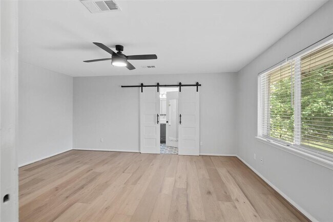Building Photo - 5019 Oak Forest Dr