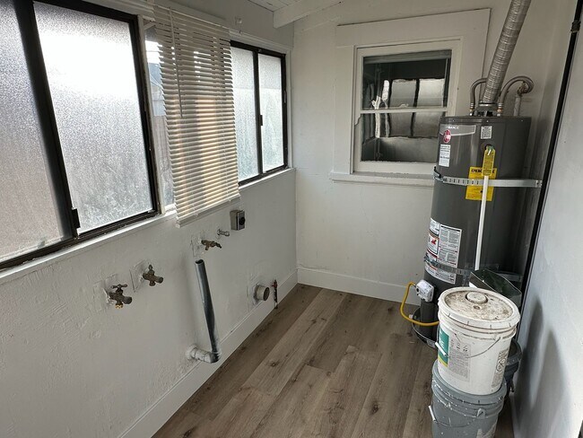 Building Photo - 855-856 Court/Cypress Duplex