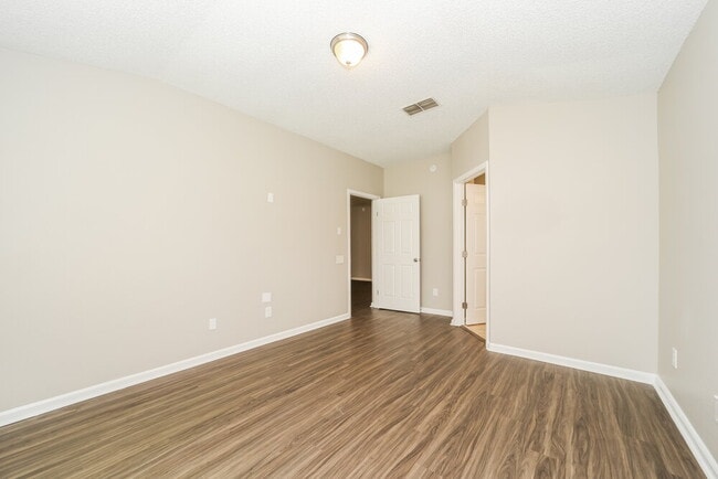 Building Photo - 11576 Kings Ridge Ct N