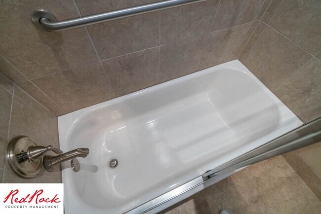 Building Photo - Stunning 2 Bedroom Fully Furnished Home. Community Pool & Mini Golf!