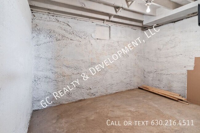 Building Photo - 375 Moseley St