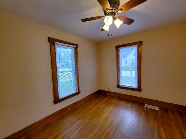 Building Photo - Adorable Pet Friendly House in Oelwein! 2n...