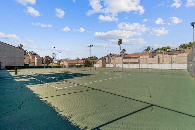 Building Photo - 1250 E Shaw Ave