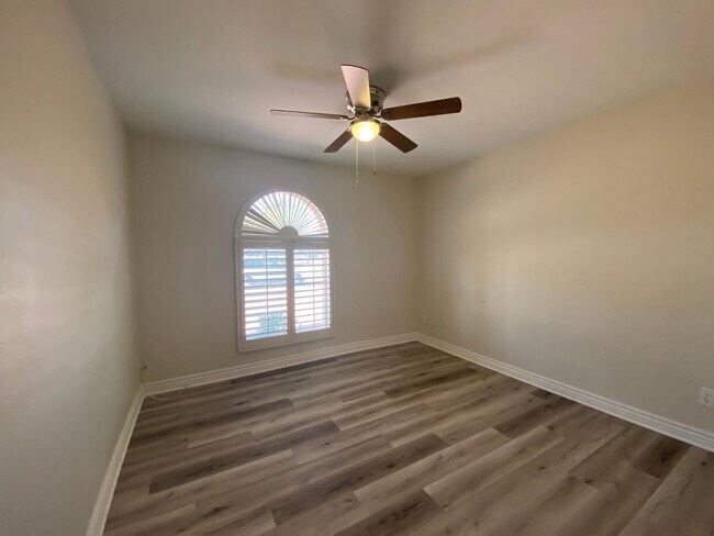 Building Photo - 5149 E Shaw Butte Dr