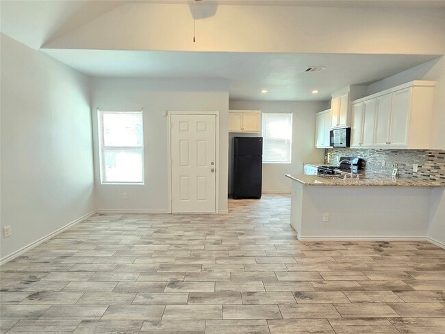 Building Photo - 4410 Larkspur St