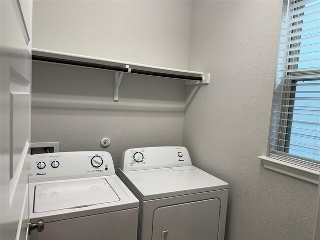 Building Photo - 1720 Artesian Spgs Xing