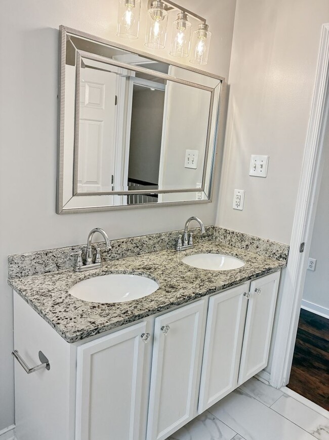 Building Photo - Updated 3 Bedroom in Manchester!