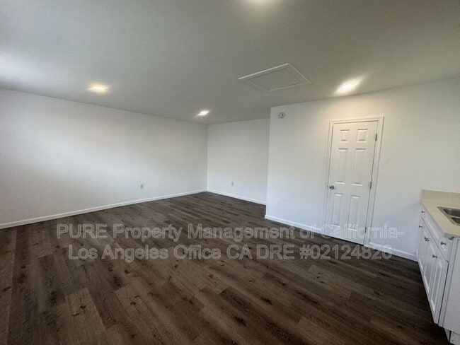 Building Photo - 10977 1/2 Pope Avenue