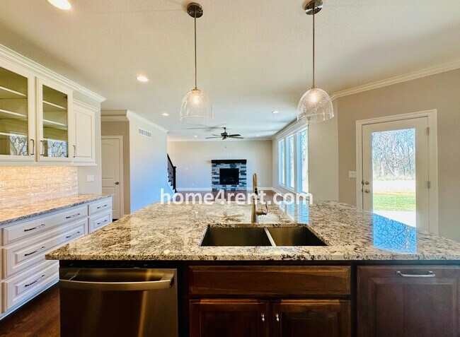 Building Photo - Nearly New Luxury Home in Blue Valley Schools!