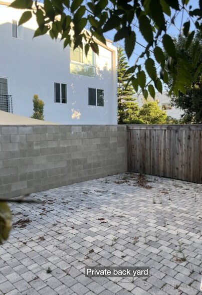 Building Photo - 1120 1/2 N Heliotrope Dr