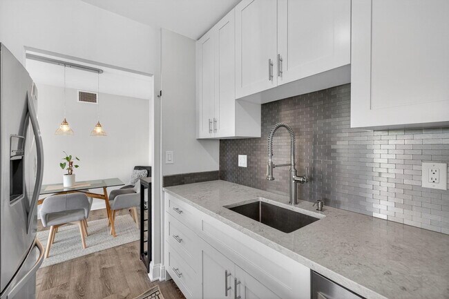 Building Photo - 2555 NE 11th St