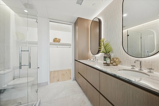 Building Photo - 610 Davis St