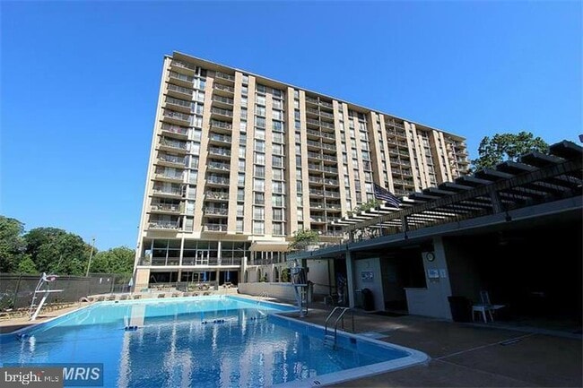 Building Photo - 4600 S Four Mile Run Dr