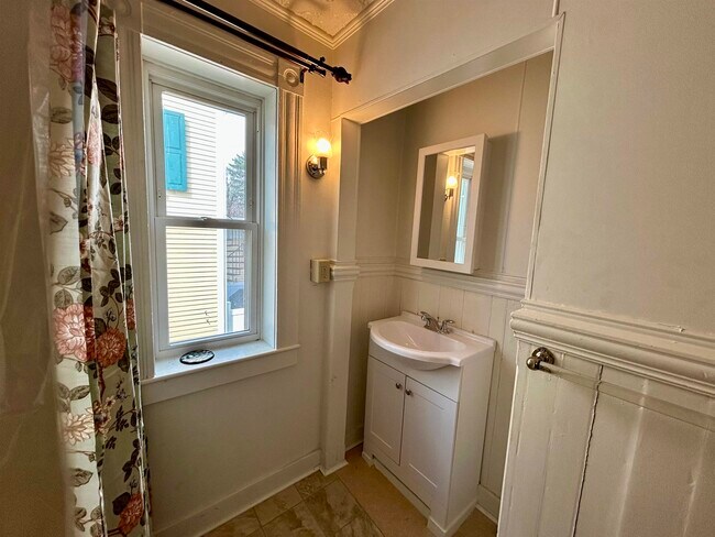 Building Photo - 61 Silver St