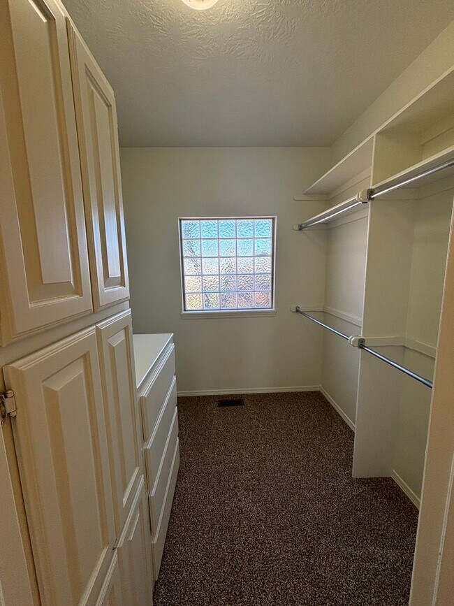 Building Photo - 3br 2.5ba on Surrey Hills Golf Course!!