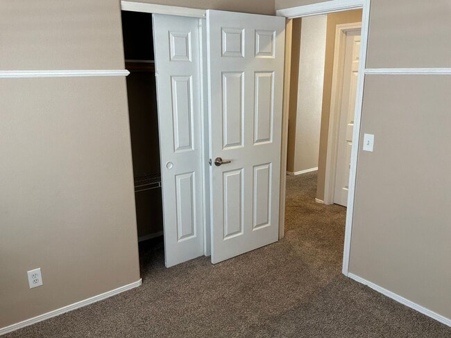 Building Photo - Single Story 3 bedrooms 2 bathrooms 2 car garage