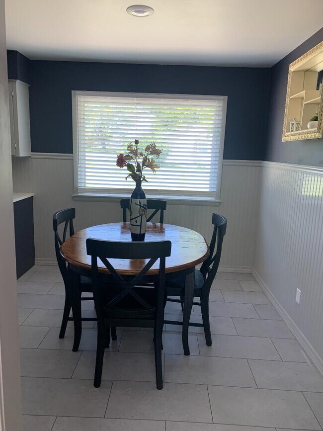 Building Photo - 2709 Highland Dr