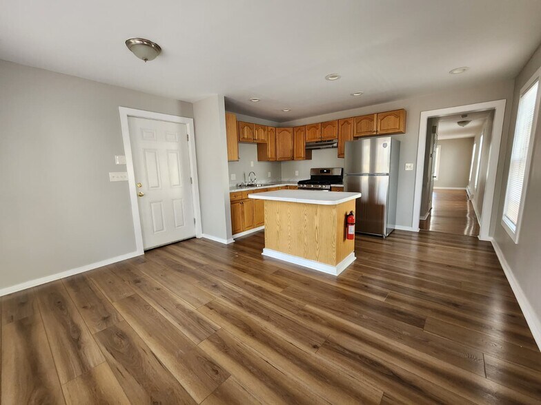 Building Photo - 425 Huntington St