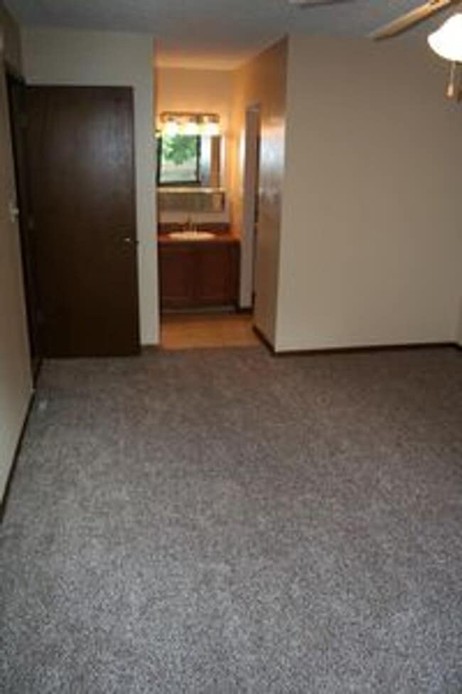 Building Photo - Large townhomne