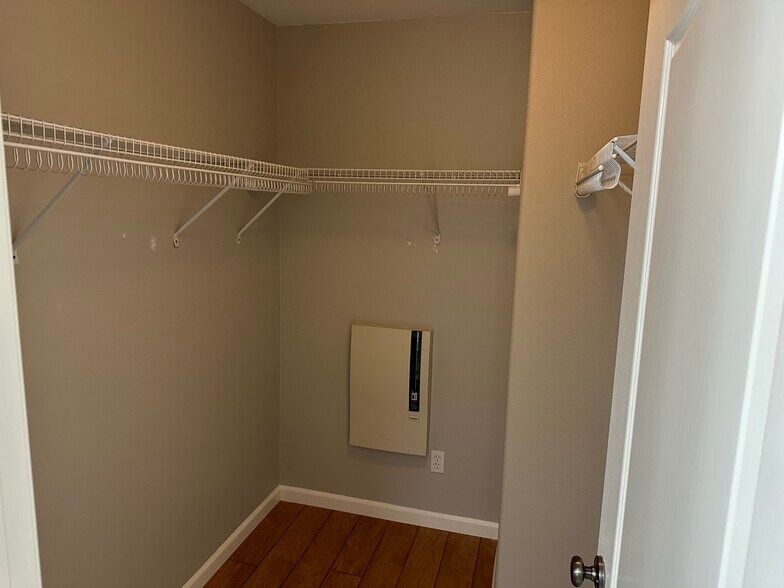 Building Photo - 2449 Milford Dr