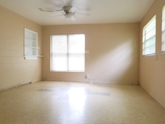 Building Photo - Charming 3-Bedroom Home with Spacious Back...