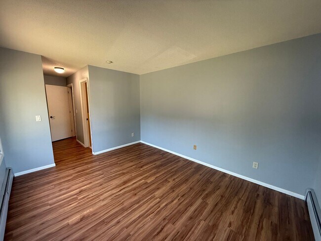 Building Photo - Spacious 2BR Edina Condo with Updated Interior, Outdoor Pool & Underground Parking