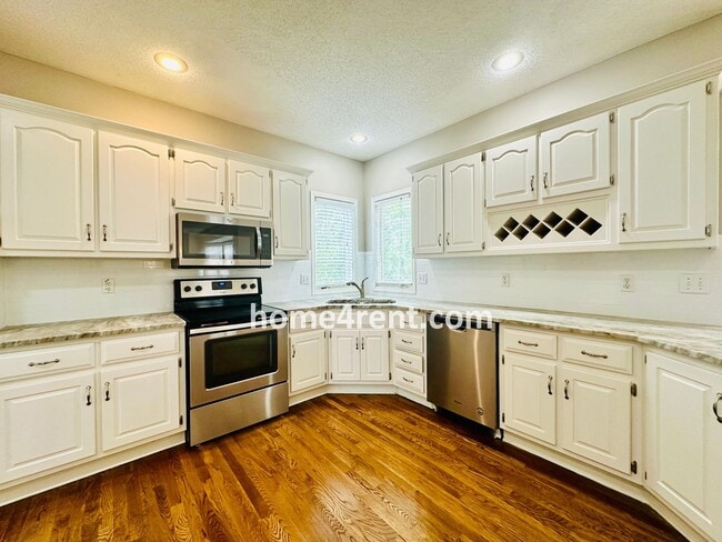 Building Photo - Beautifully Renovated Home in Olathe with a Finished Basement!