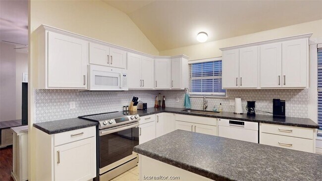 Building Photo - 810 Camellia Ct