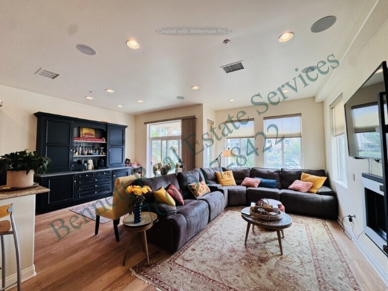 Building Photo - 4527 Cove Dr