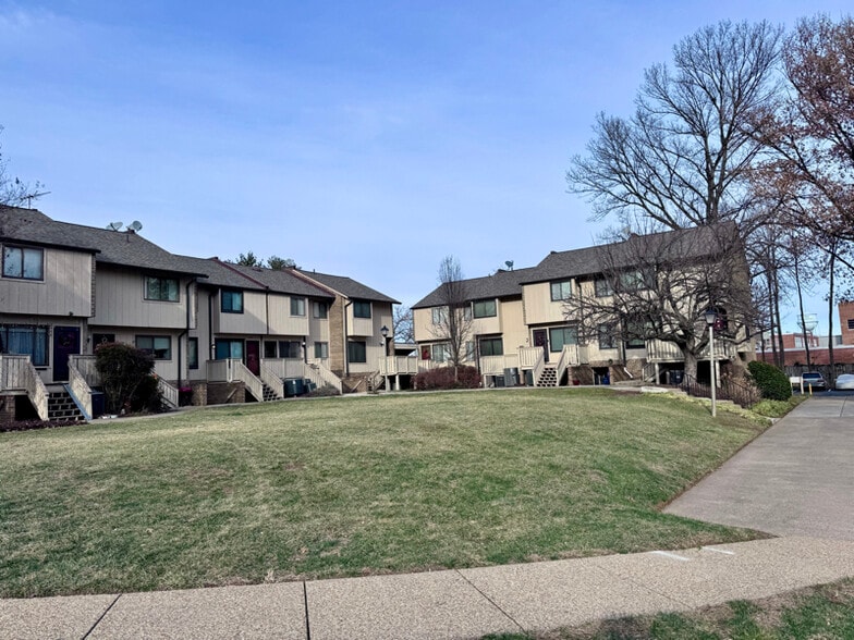 Building Photo - 2440 Glengyle Dr