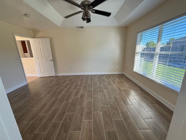 Building Photo - Beautiful single family Home.