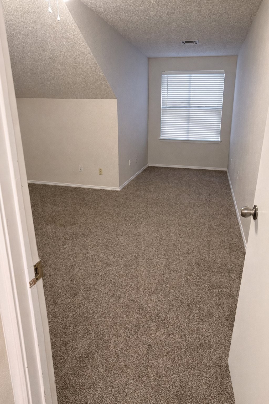 Building Photo - 1305 N Willow Dr