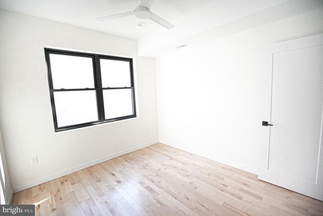 Building Photo - 2539 Collins St