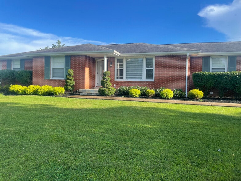 Primary Photo - 208 General Roberts Dr