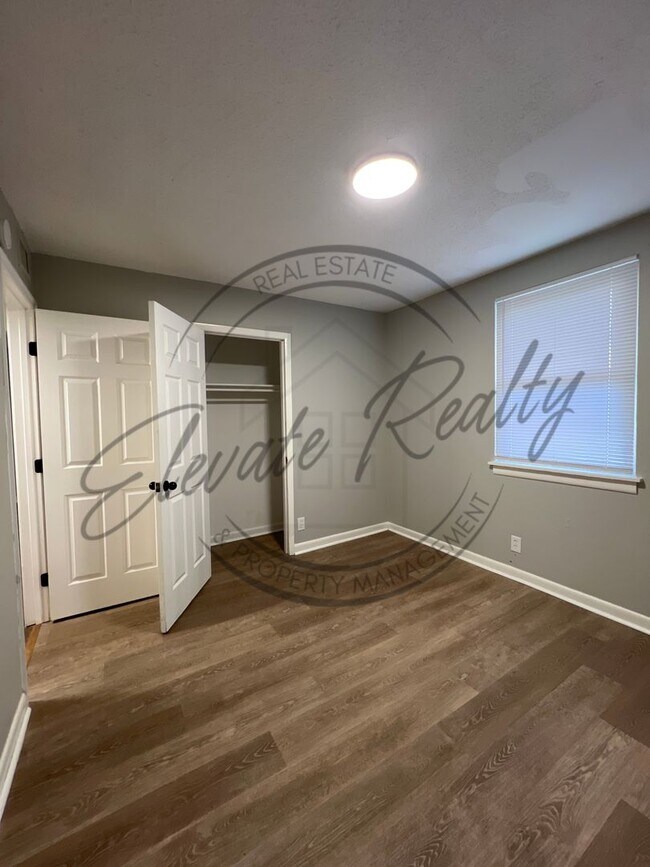 Building Photo - Trailwood Circle 909-911